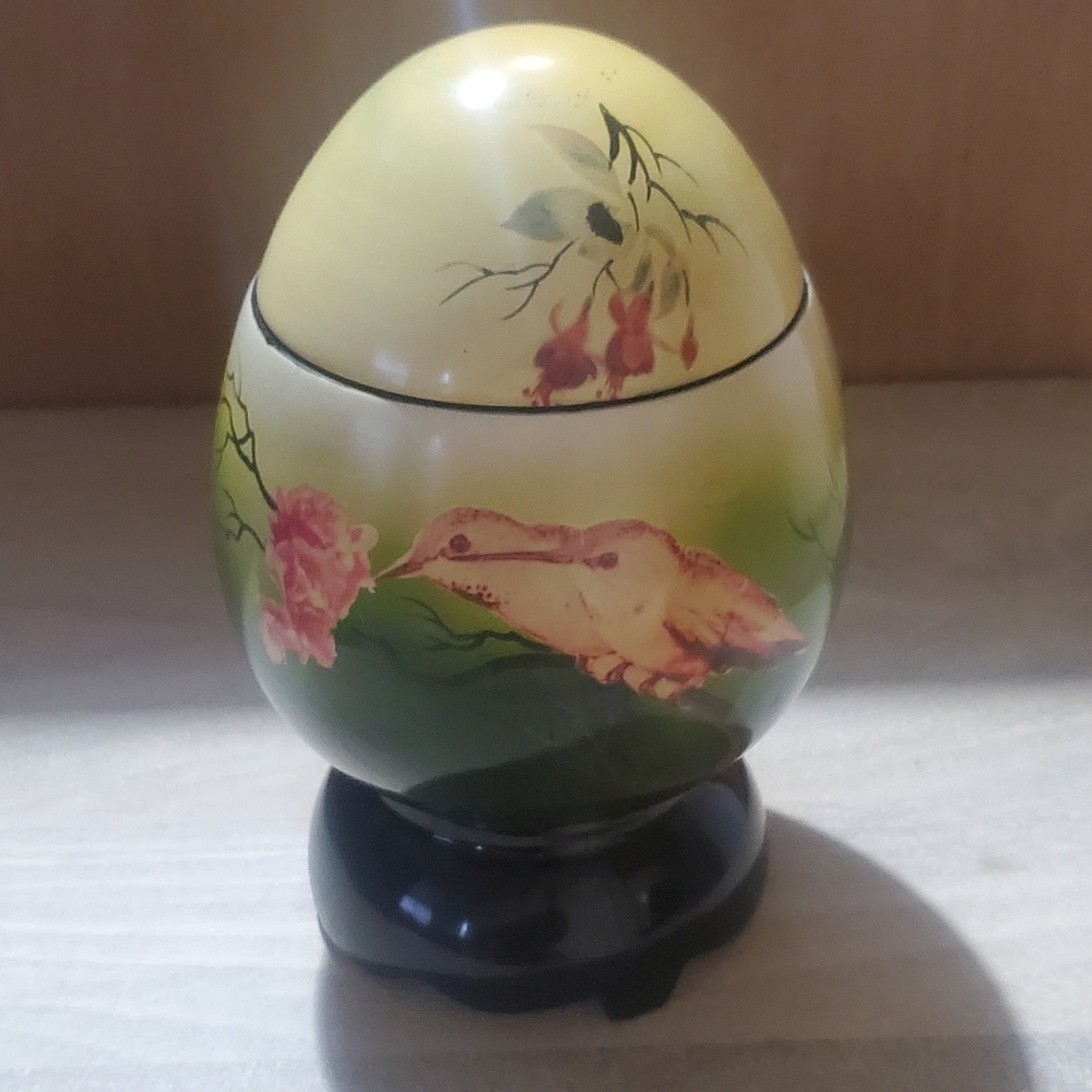 VINTAGE HANDMADE PAINTED. DECO EGG WITH REMOVABLE TOP. WOOD. HUMMINGBIRD.